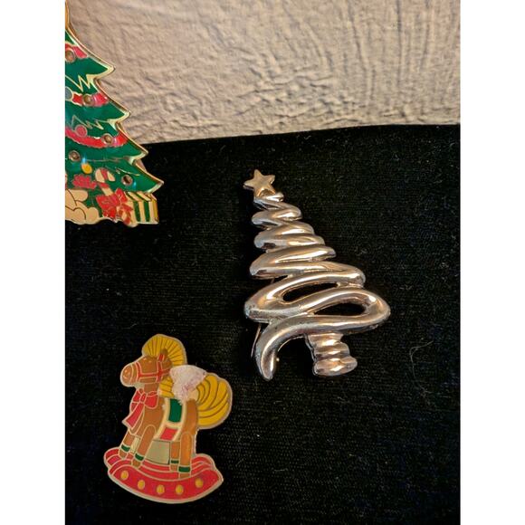 Lot of Whimsical Christmas Pins - Picture 12 of 12